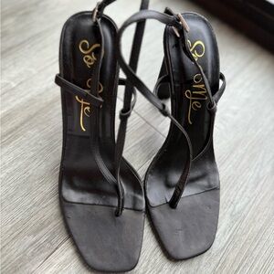 So Me Black Strappy Toe-Loop Heeled Sandals size 7 comes with gift.